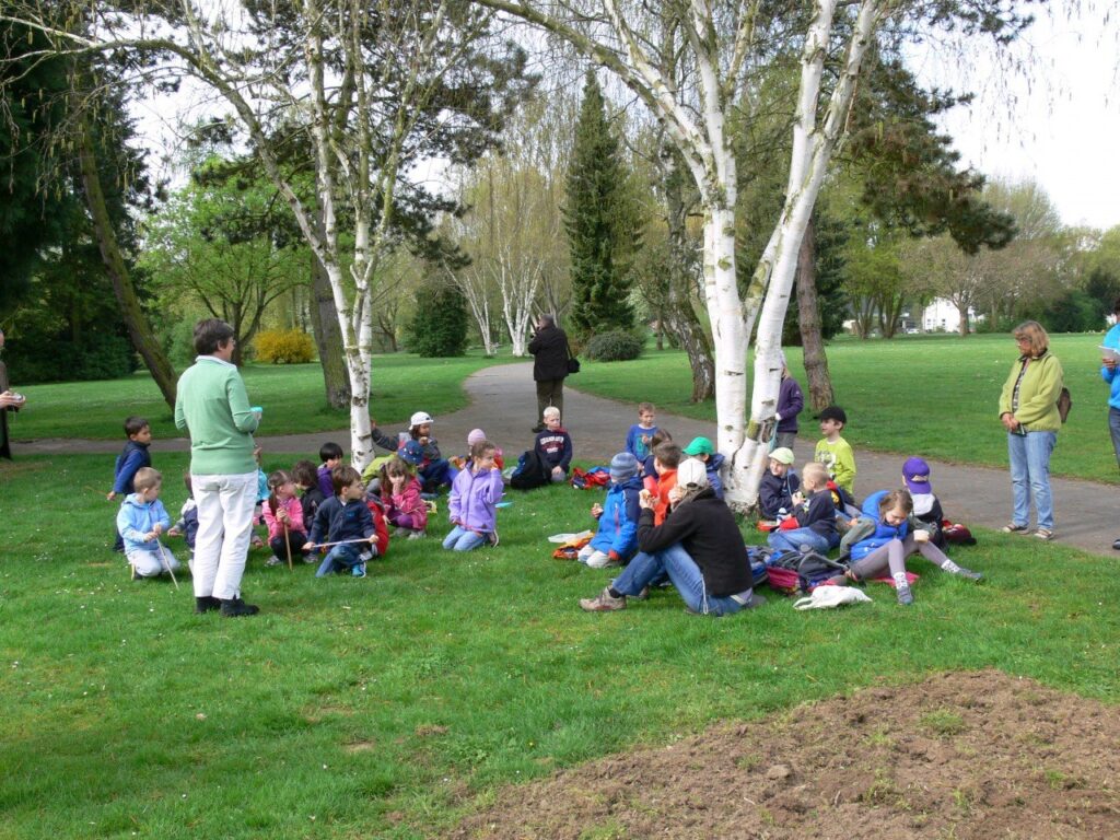 Kinder sitzen im Park